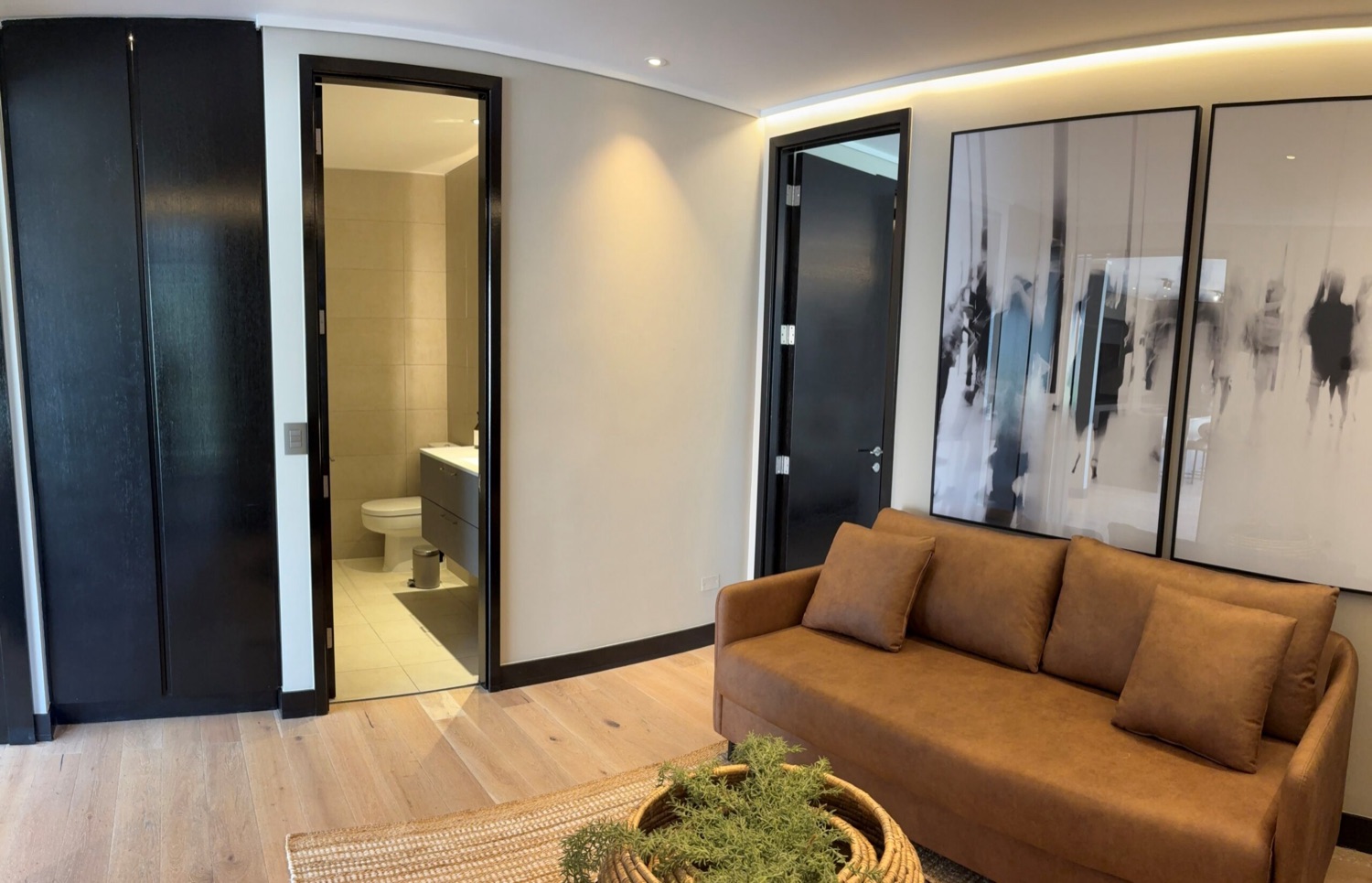 Interior contemporáneo de At Home Alonso en Vitacura