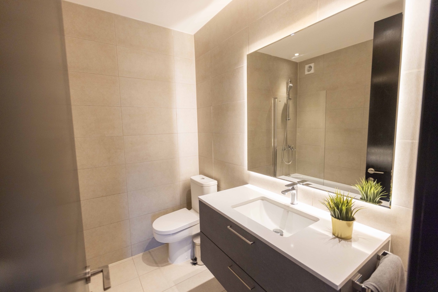 Baño contemporáneo en At Home Alonso