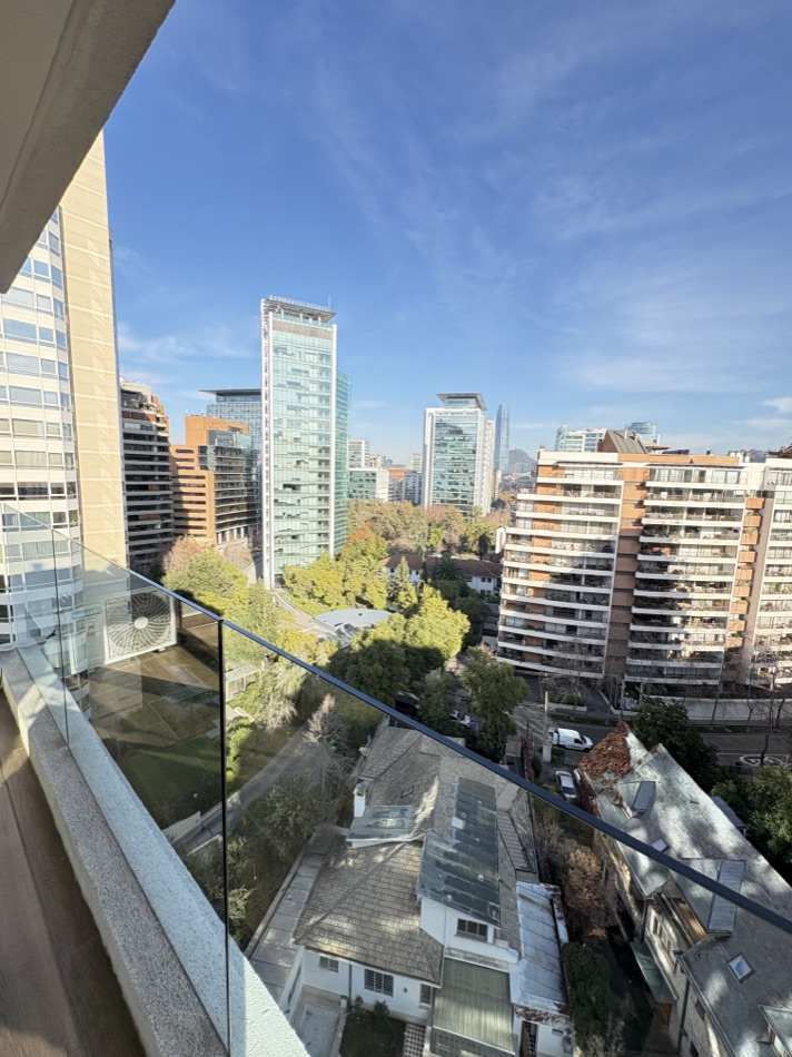 Terraza con vista al skyline en At Home El Golf